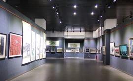 參觀(guān)昆明市博物館環(huán)保書(shū)畫(huà)展，為搭建教育基地學(xué)習、取經(jīng)